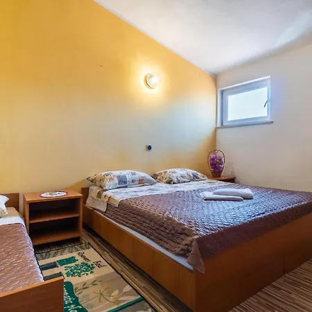 Nice In W/ 2 Bedrooms Appartement