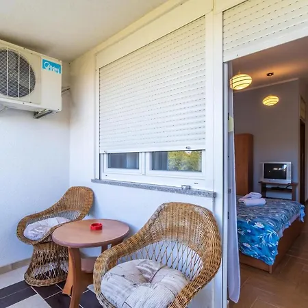 Nice In W/ 2 Bedrooms Appartement Peroj