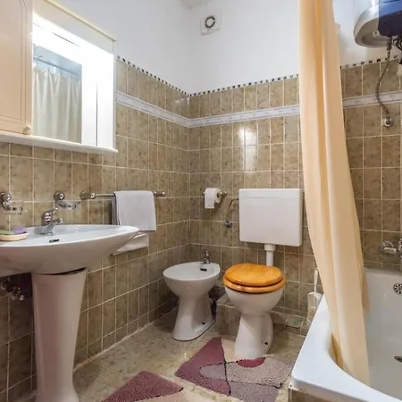 Appartement Nice In W/ 2 Bedrooms *